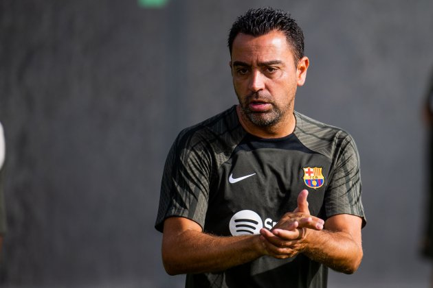 Xavi Hernández aplaudiendo entrenamiento Barça / Foto: FC Barcelona