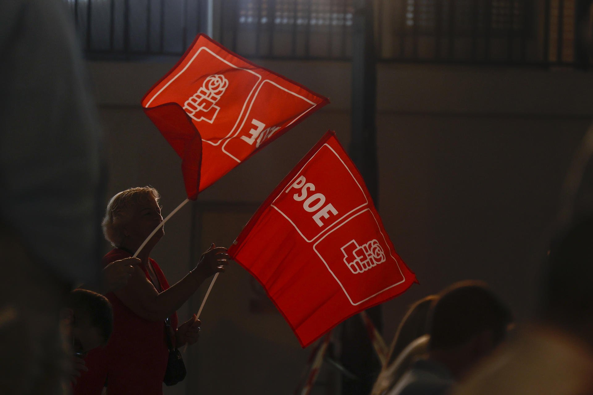 banderas psoe acto mitin casa de salvo madrid