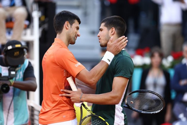 Carlos Alcaraz Novak Djokovic Roland Garros saludo / Foto: Europa Press