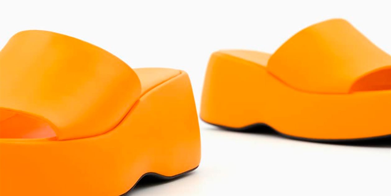 Bershka le pone plataforma a la sandalia de toda la vida y la pinta de color naranja melocotón