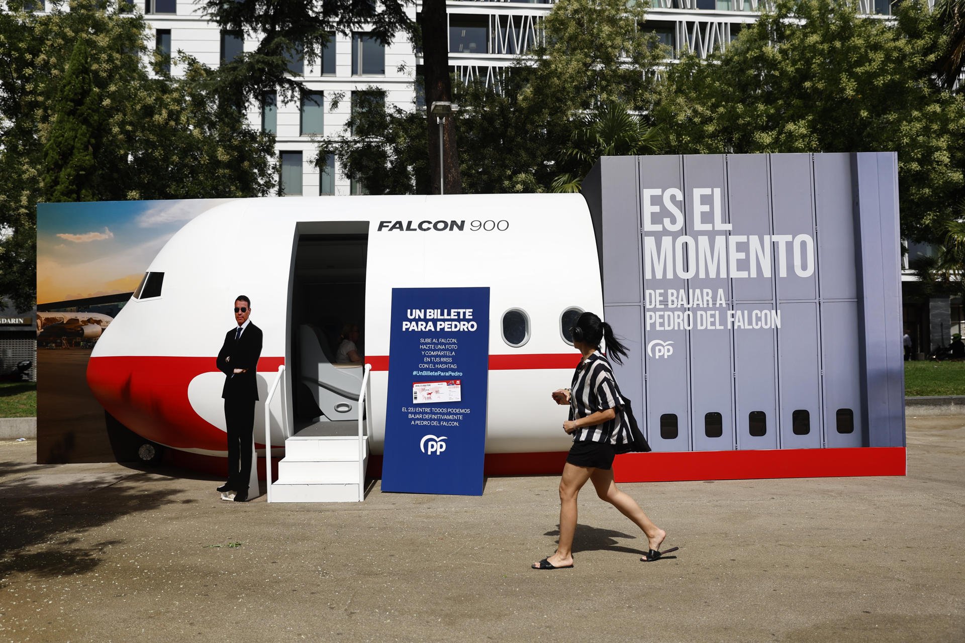 El PP planta un 'Falcon' al centre de Madrid: "És el moment de baixar, Pedro"