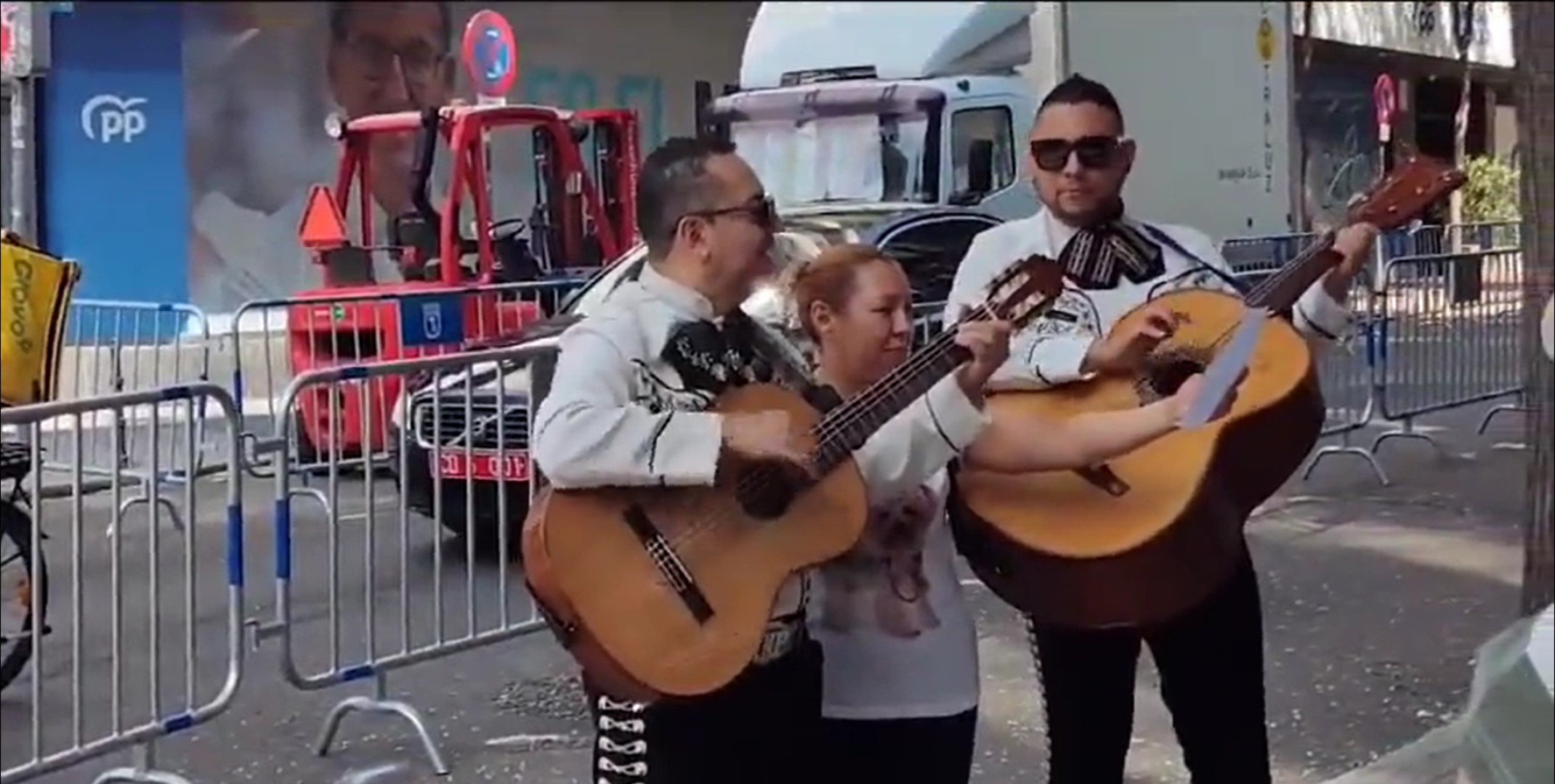 Uns mariachis canten a Feijóo un 'narcocorrido' davant de la seu del PP i n'auguren la derrota el 23-J