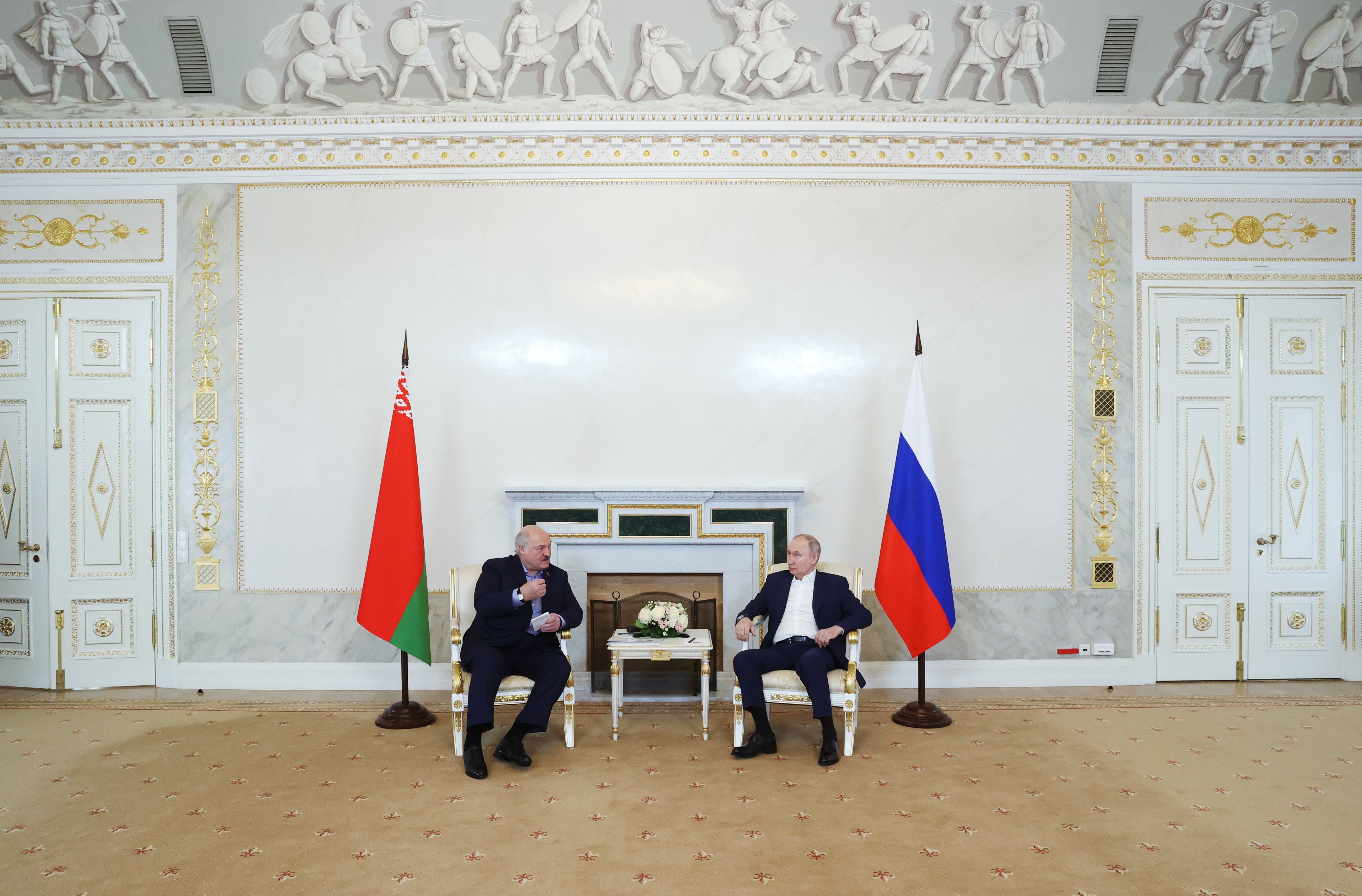 Lukashenko avisa a Putin: "Los Wagner quieren ir de excursión a Varsovia"