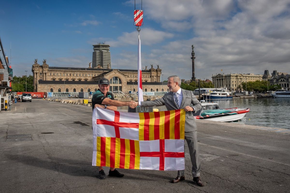 Jaume Collboni entrega la bandera de Barcelona al equipo Emirates Team New Zealand de la Copa America