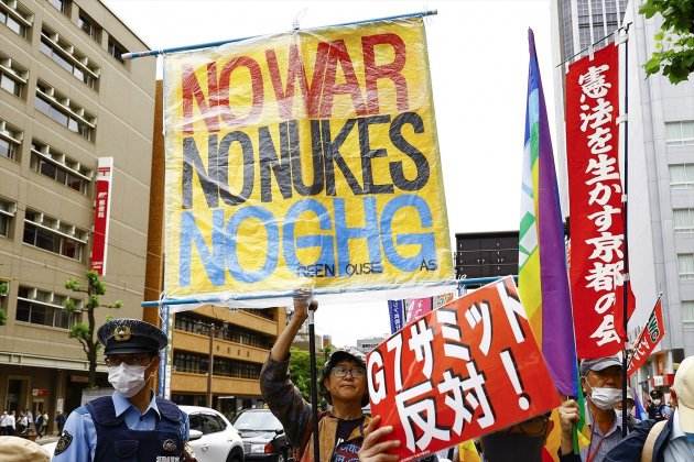 EuropaPress 5209467 19 may 2023 japan hiroshima protesters march with placards through the