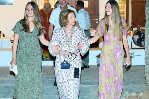 La reina Sofía junto a sus nietas