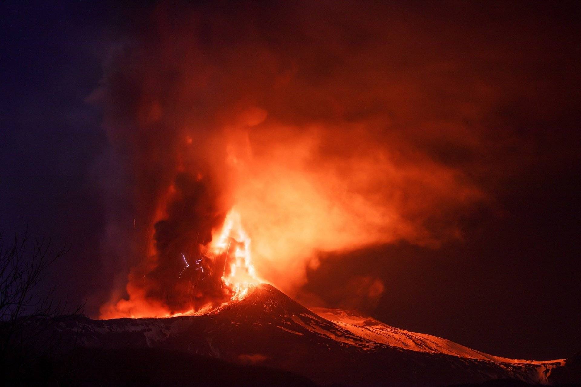 El volcán Etna vuelve a entrar en erupción y obliga a cerrar el aeropuerto de Catania