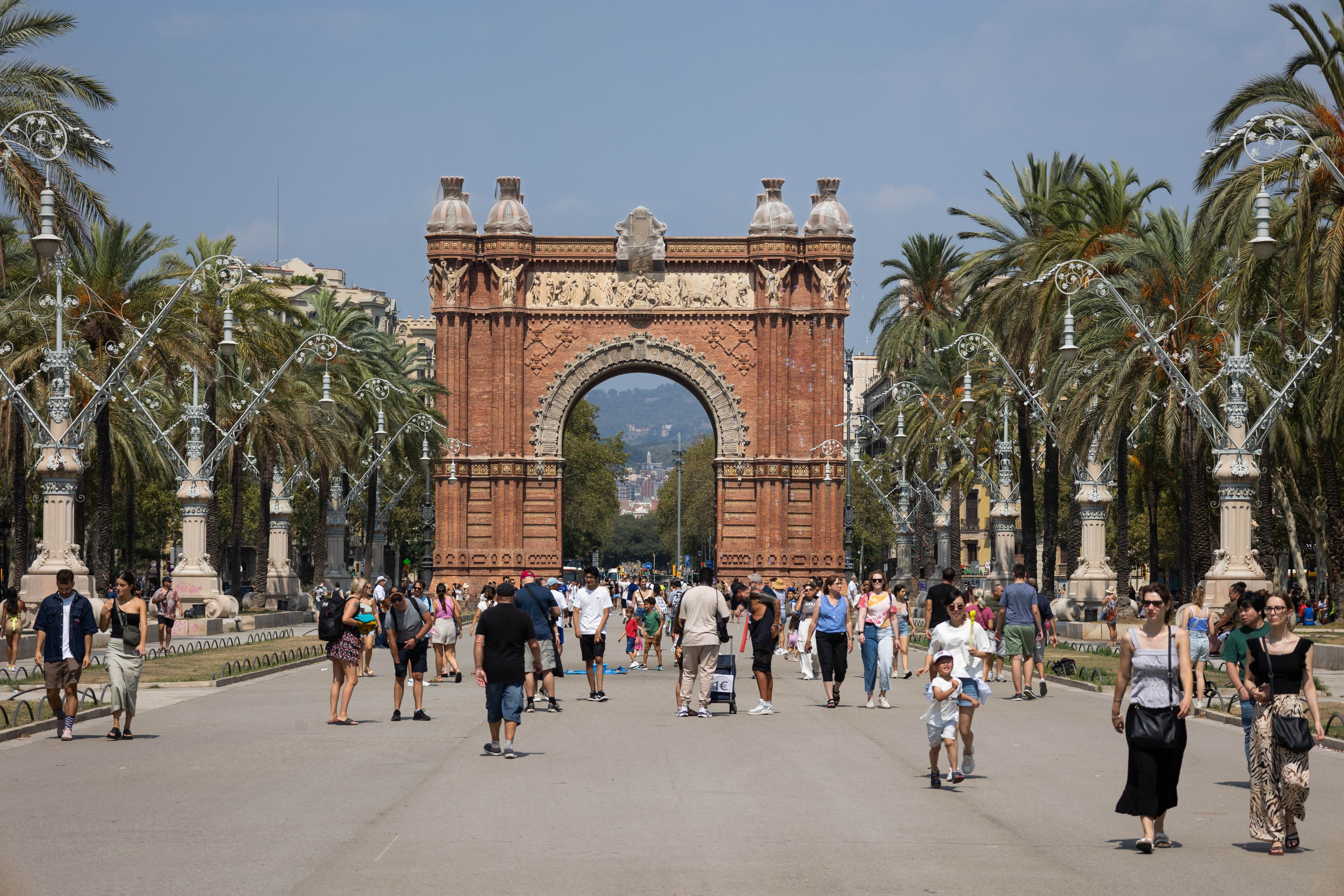 Barcelona incoa un expediente sancionador en una red de pisos turísticos ilegales