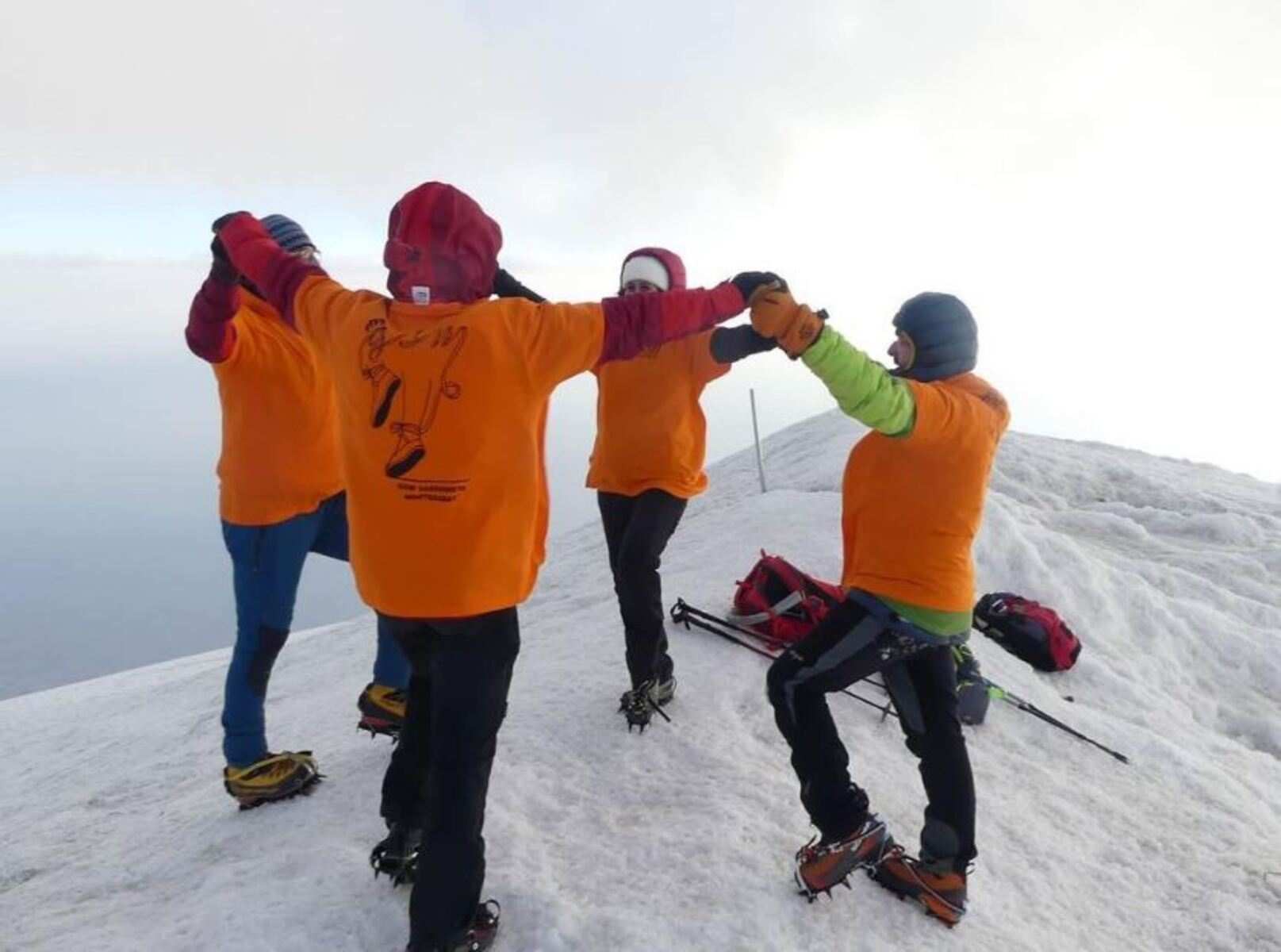 Unos catalanes bailan la sardana a más altura del mundo en el Kurdistán