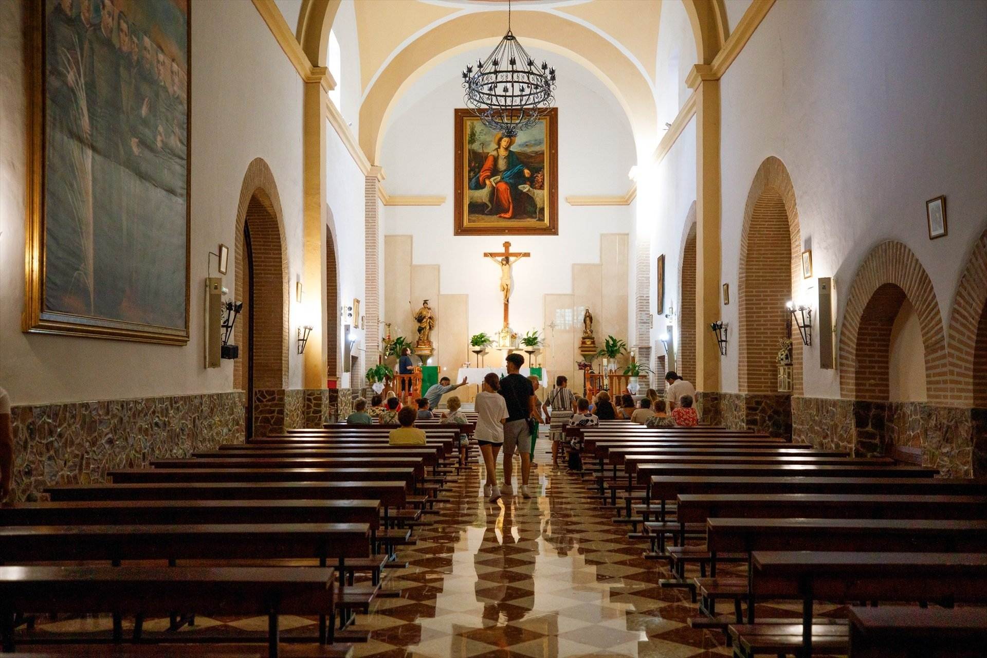 Un capellà celebra una macroboda amb 18 parelles per animar tothom a casar-se