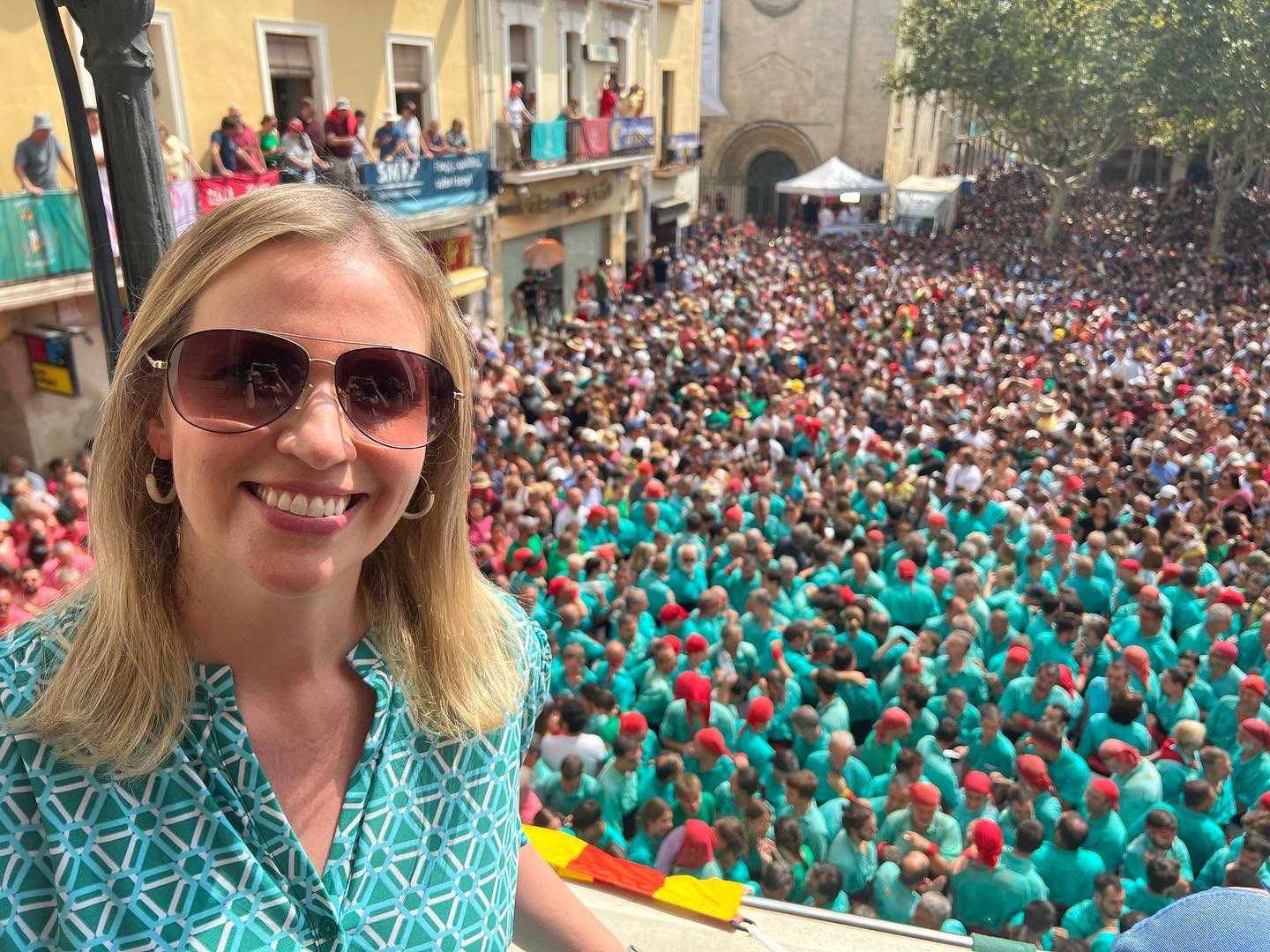 La cònsol dels EUA a Catalunya, exultant amb els castells de Sant Fèlix: “No ho oblidaré mai”