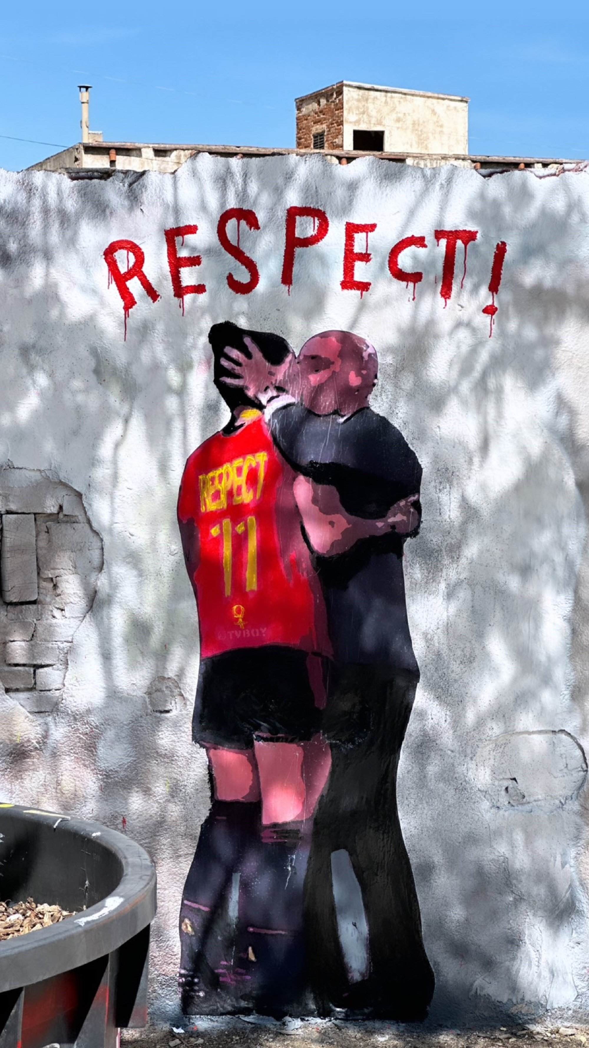 El artista Tvboy pinta en Barcelona el beso no consentido de Rubiales: "Respect!"