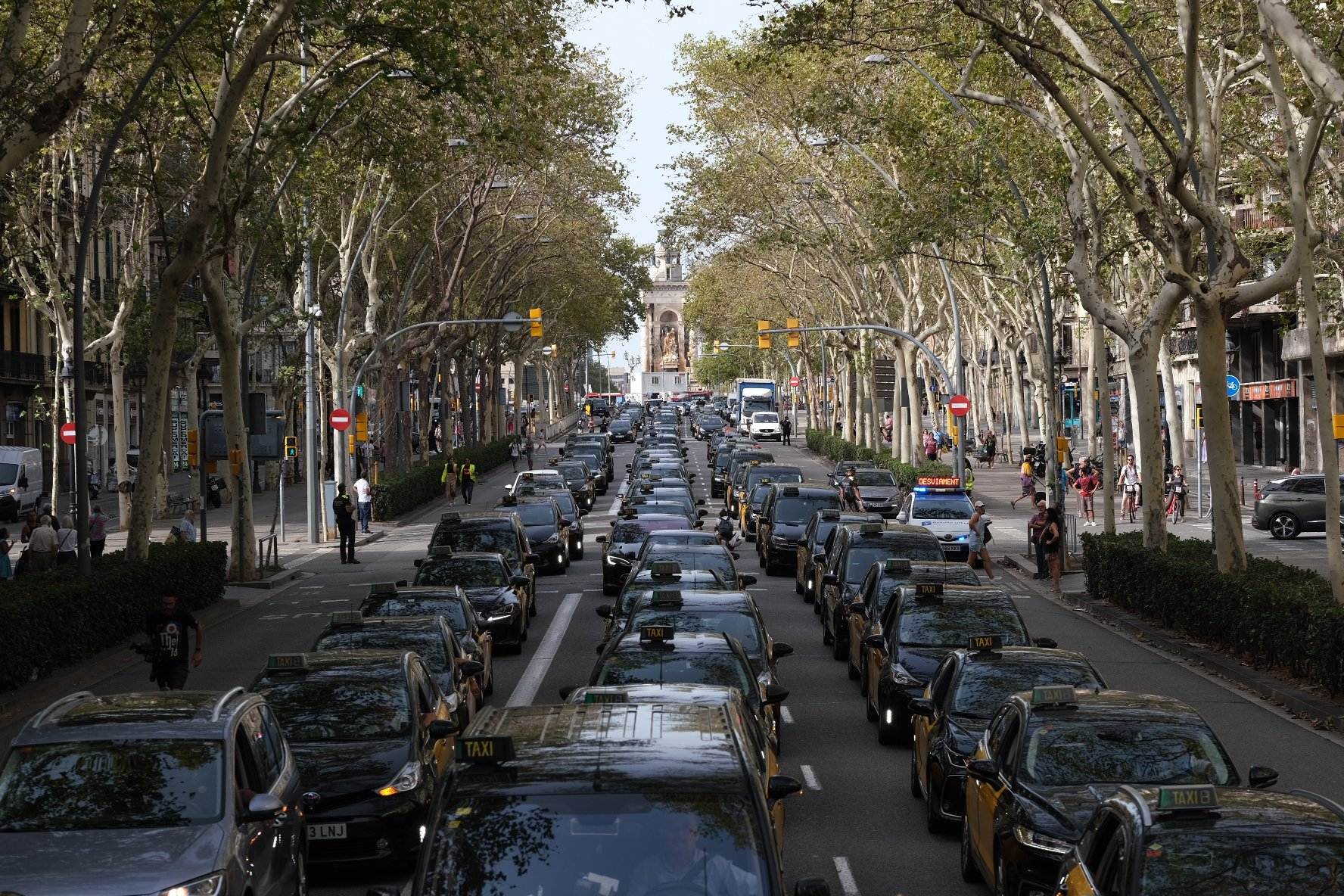 Taxistas cortan Gran Vía protesta Elite Taxi