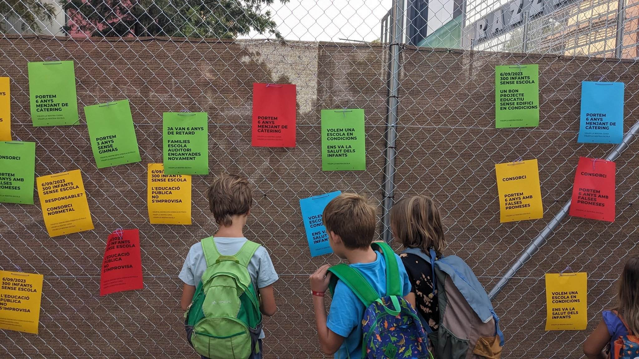 Cartells reivindicatius a l'Escola Auditori, al barri de la Llacuna del Poblenou