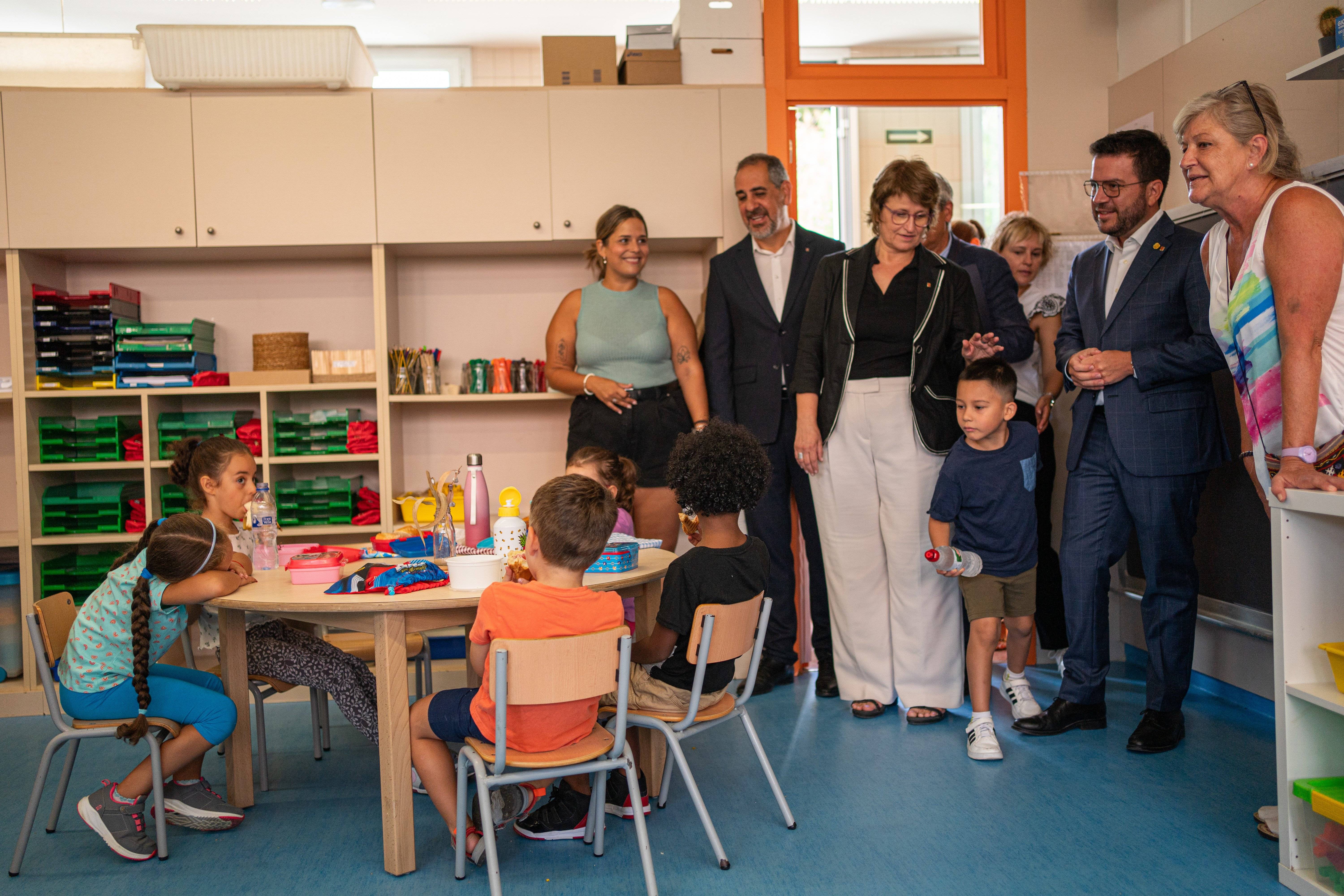 Pere Aragones i Anna Simó a l'escola Mercè Rodoreda de Barcelona (3)