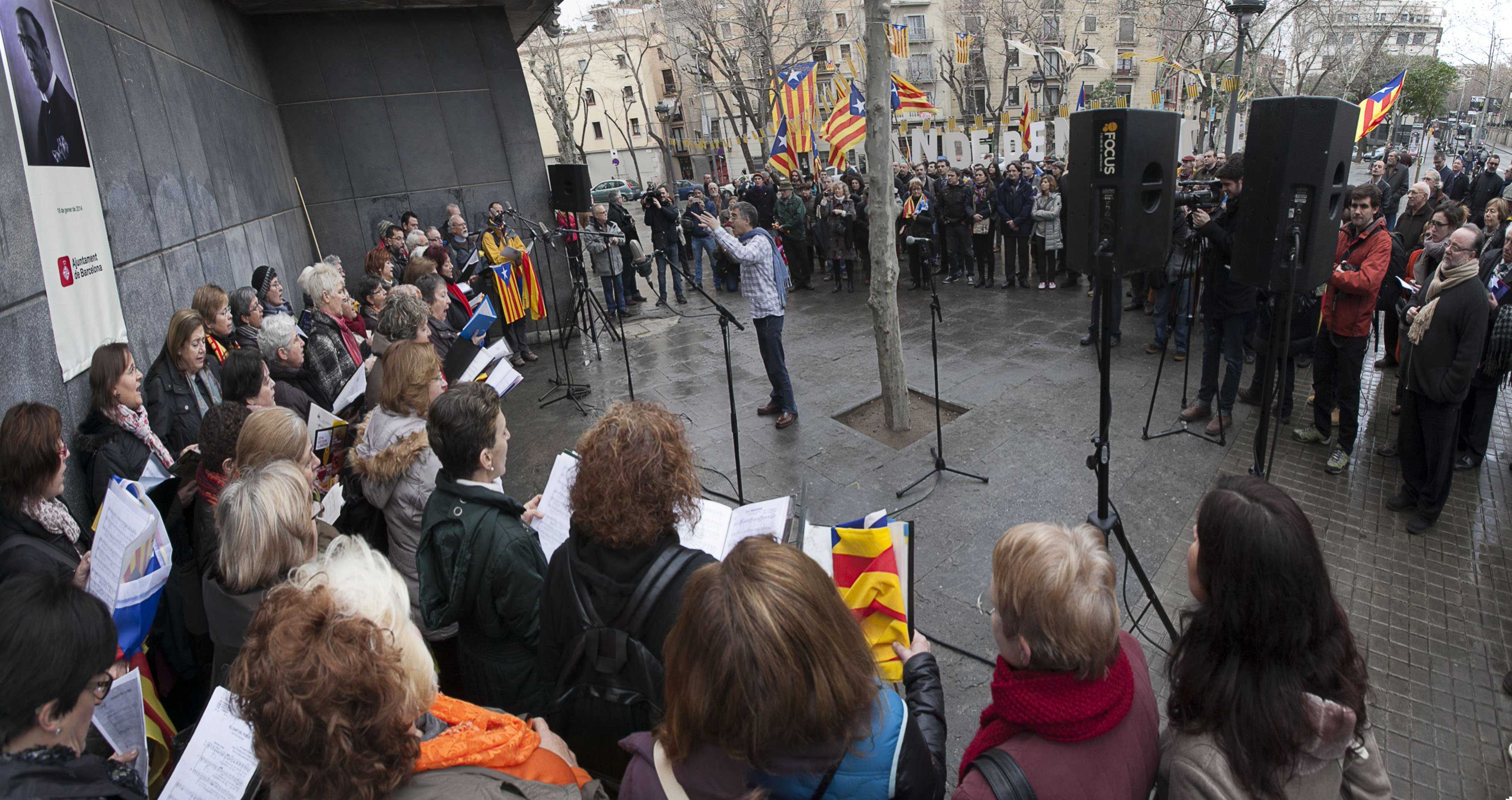 Xavier Trias asume la petición de recuperar la placa del creador de la estelada