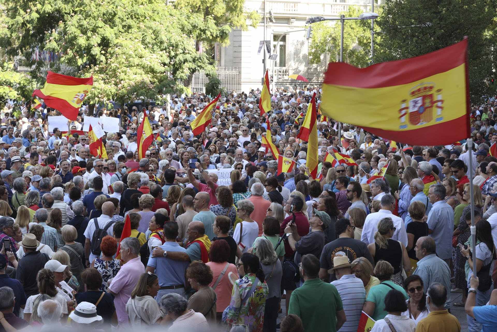 Decenas de entidades españolistas convocan una nueva manifestación en Madrid para que Sánchez lo deje