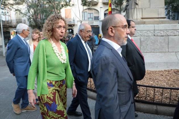 Los consejeros|consellers Carles Campuzano, Ester Capella, Joaquim Nadal y Joan Ignasi Elena haciendo la ofrenda floral en el monumento de Rafael de Casanova