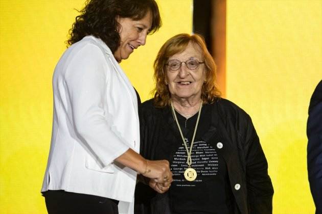 EuropaPress 5425323 escritora marta pessarrodona entrega medalles dor generalitat plaza