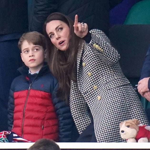 George junto en su madre Kate Middleton