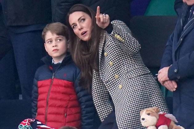 George junto a su madre Kate Middleton