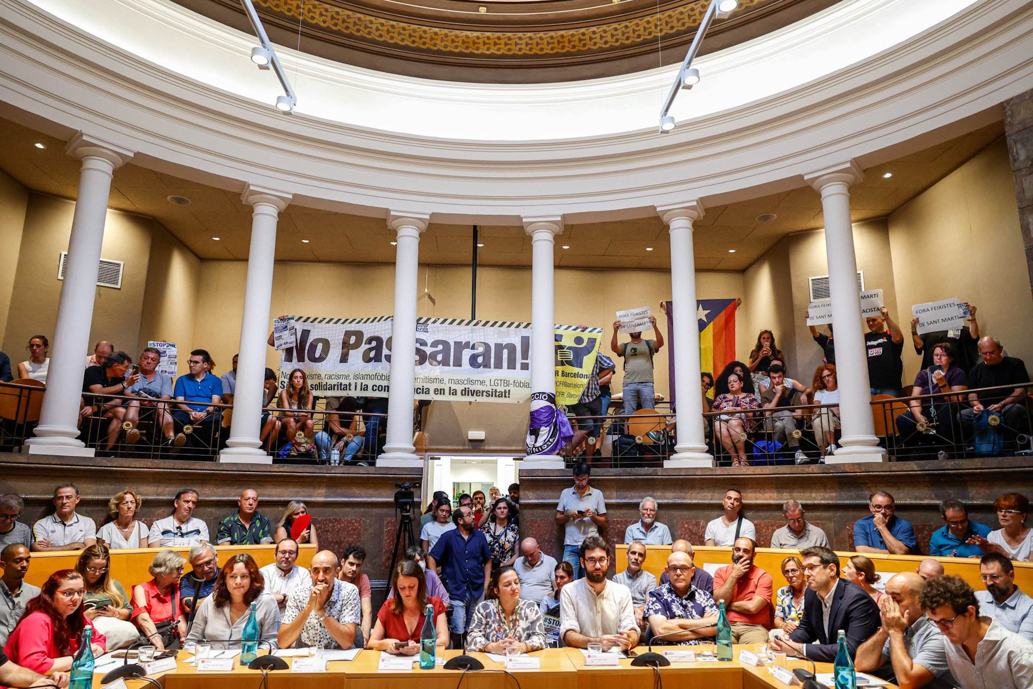 Vecinos de Sant Martí abuchean al nuevo consejero de distrito de Vox: "Fuera fascistas" | VÍDEO