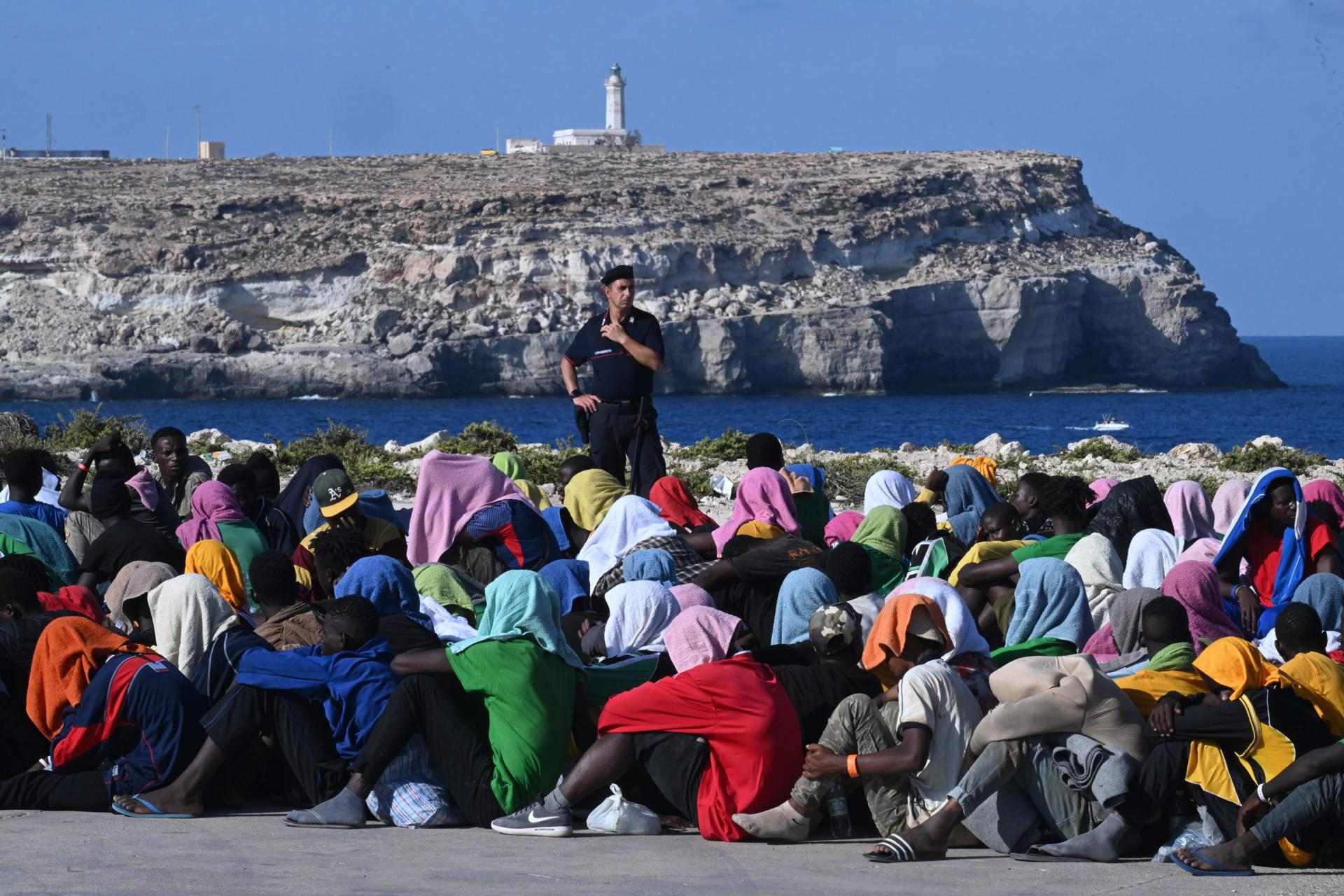 Von der Leyen visita Lampedusa en medio de la crisis por la llegada de más de 10.000 migrantes en 72 horas