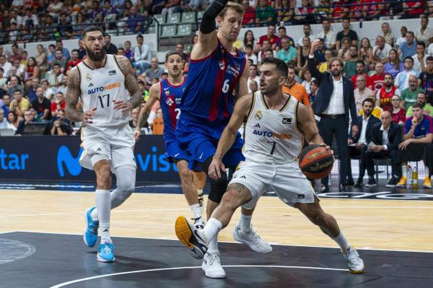 Campazzo ante Vesely durante el Barça - Real Madrid de la Supercopa Endesa / Foto: EFE