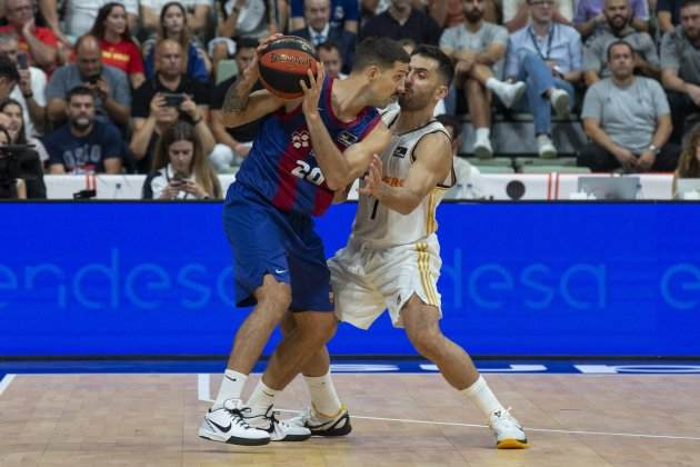 Laprovittola davant de Campazzo durant el Barça - Madrid de la Supercopa Endesa / Foto: EFE