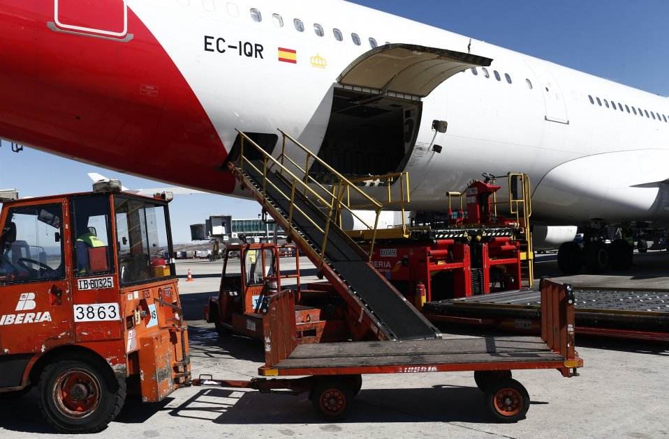 El personal d'handling carrega maletes en un avió