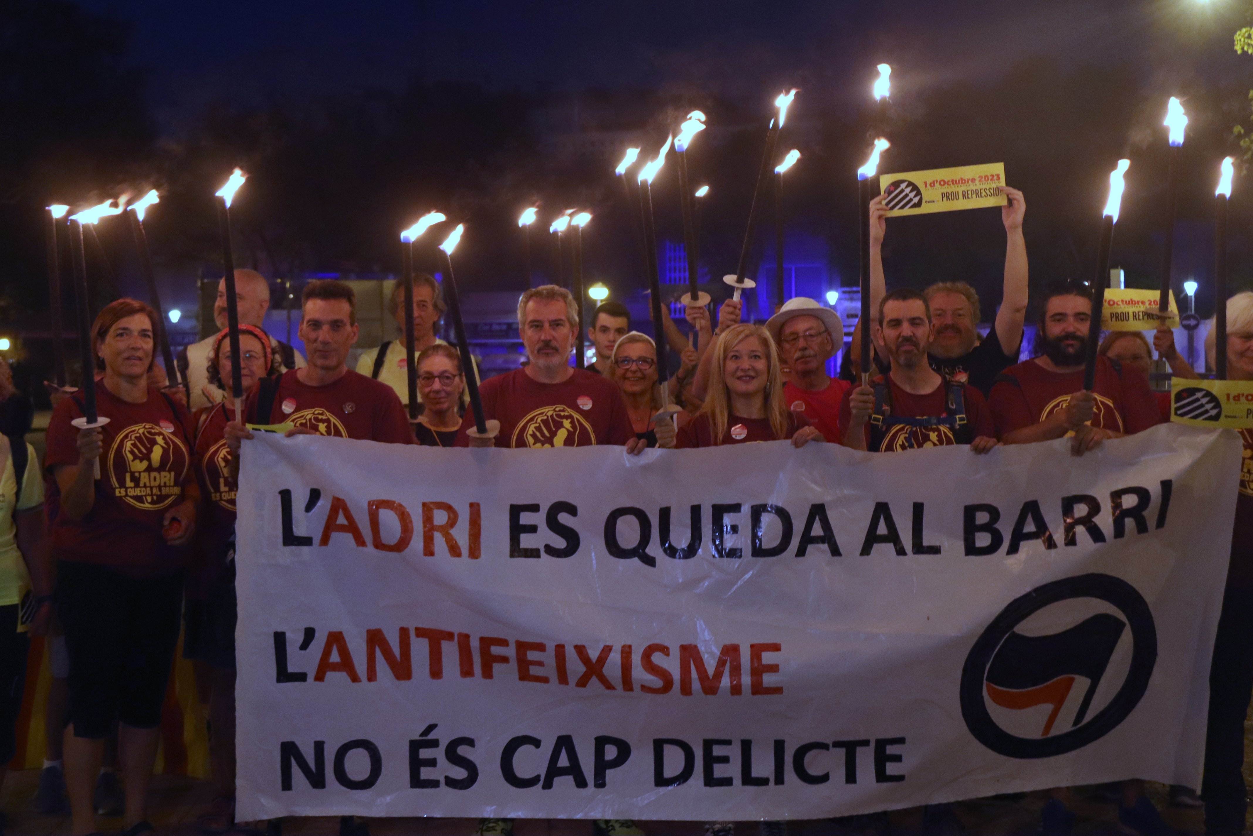 Primeres marxes matutines dels CDR en direcció a la Model: columnes a peu i talls de carretera