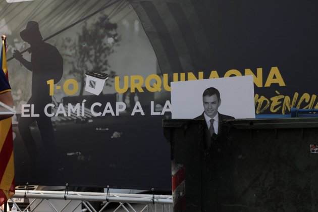 contenidor cremat plaça urquinaona foto pedro sánchez foto eva parey