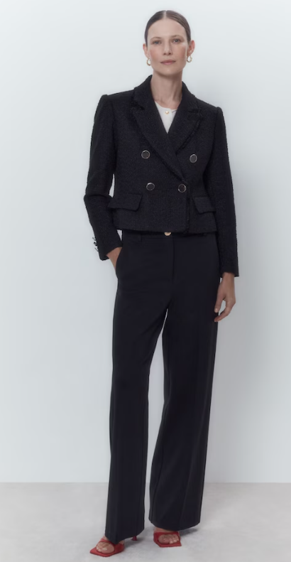 La chaqueta tweed  con botones cruzados estilo Chanel cuesta 89,99 euros en El Corte Inglés