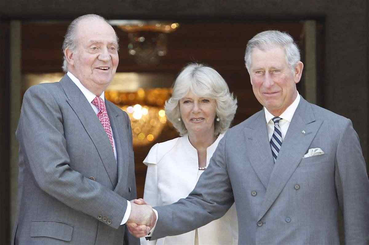 Juan Carlos estreny la mà a Carles III