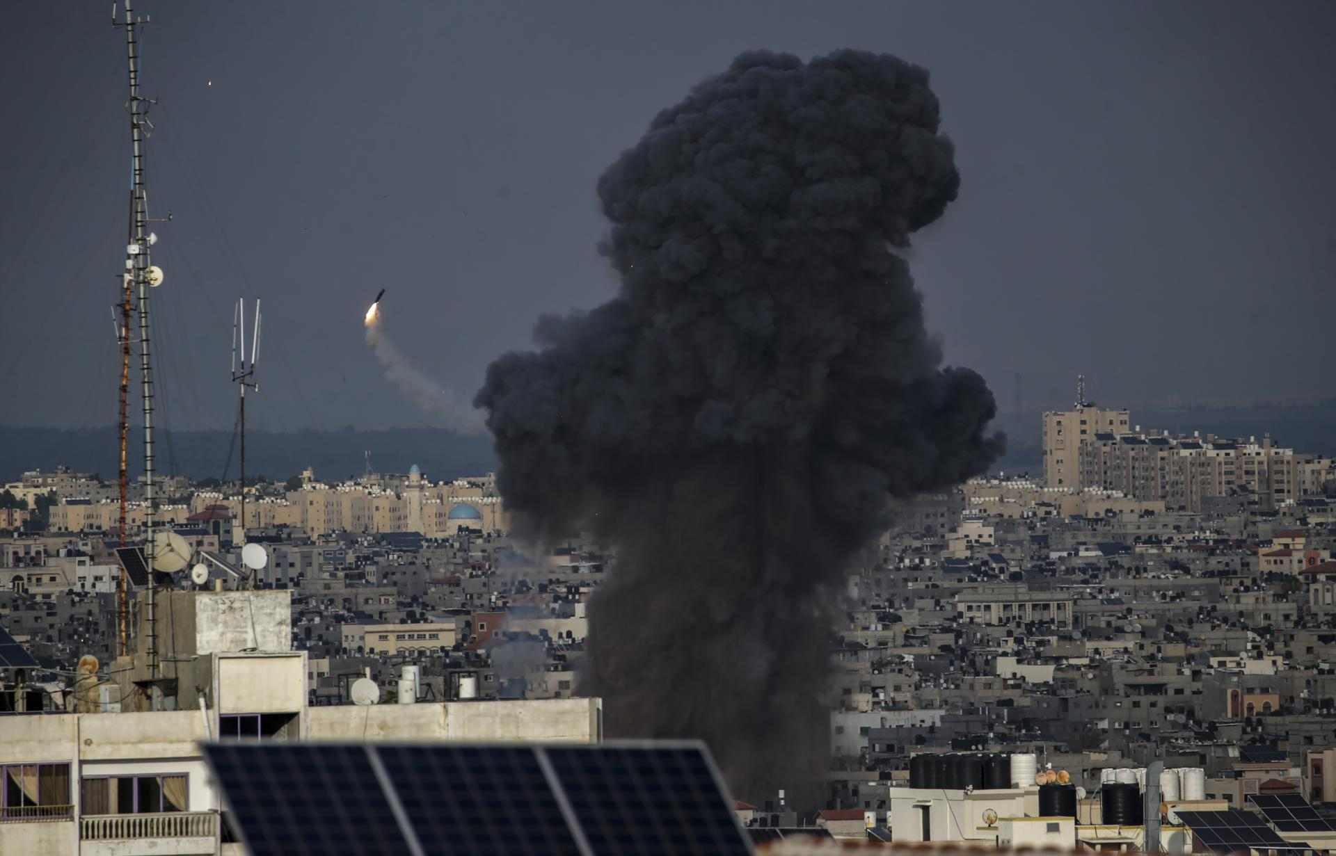 Nuevo frente para Israel: Fuego cruzado con el grupo terrorista libanés 
Hezbolá