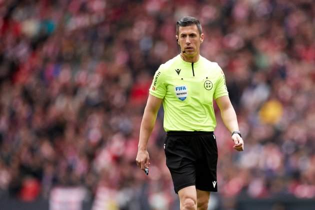 Arbreda Grau arbitrant un partit de Primera Divisió / Foto: Europa Press