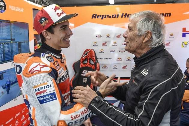 Giacomo Agostini y Marc Márquez en el GP de Australia de 2019 / Foto: Europa Press