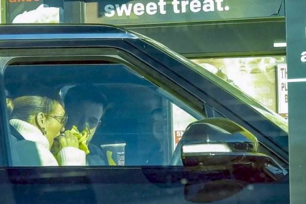 Jennifer López comiendo en el coche