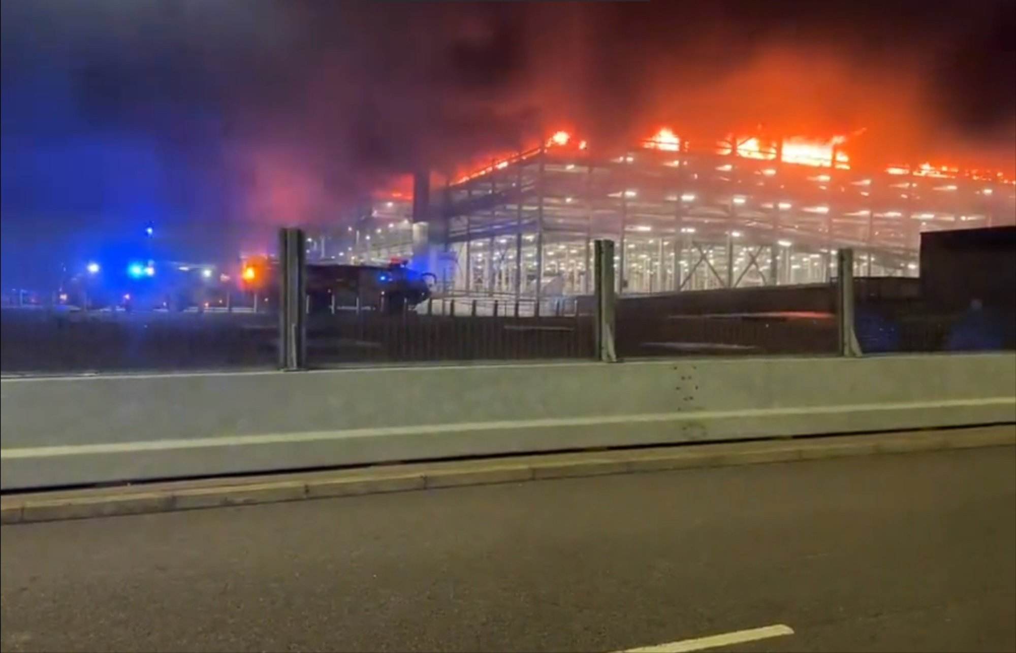 Un espectacular incendio obliga a cancelar todos los vuelos del aeropuerto londinense de Luton