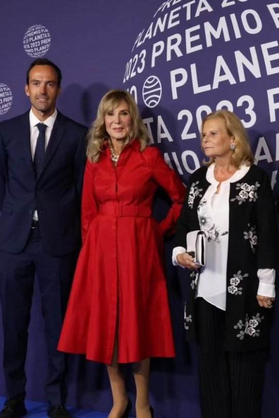 Pilar Eyre entre el seu fill i Carme Riera, Ig