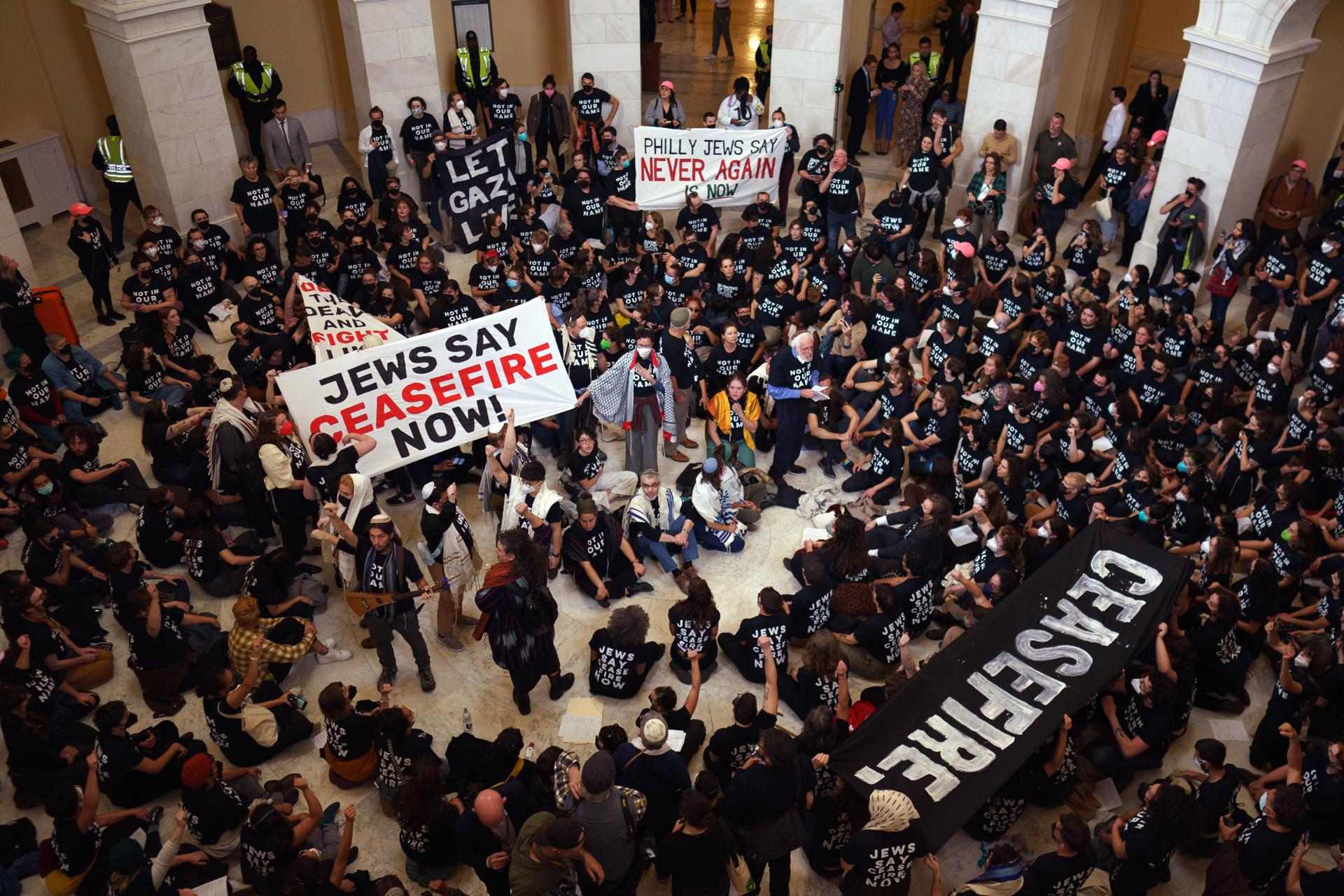 Centenares de activistas entran en el Capitolio de Washington para exigir un alto el fuego en Gaza