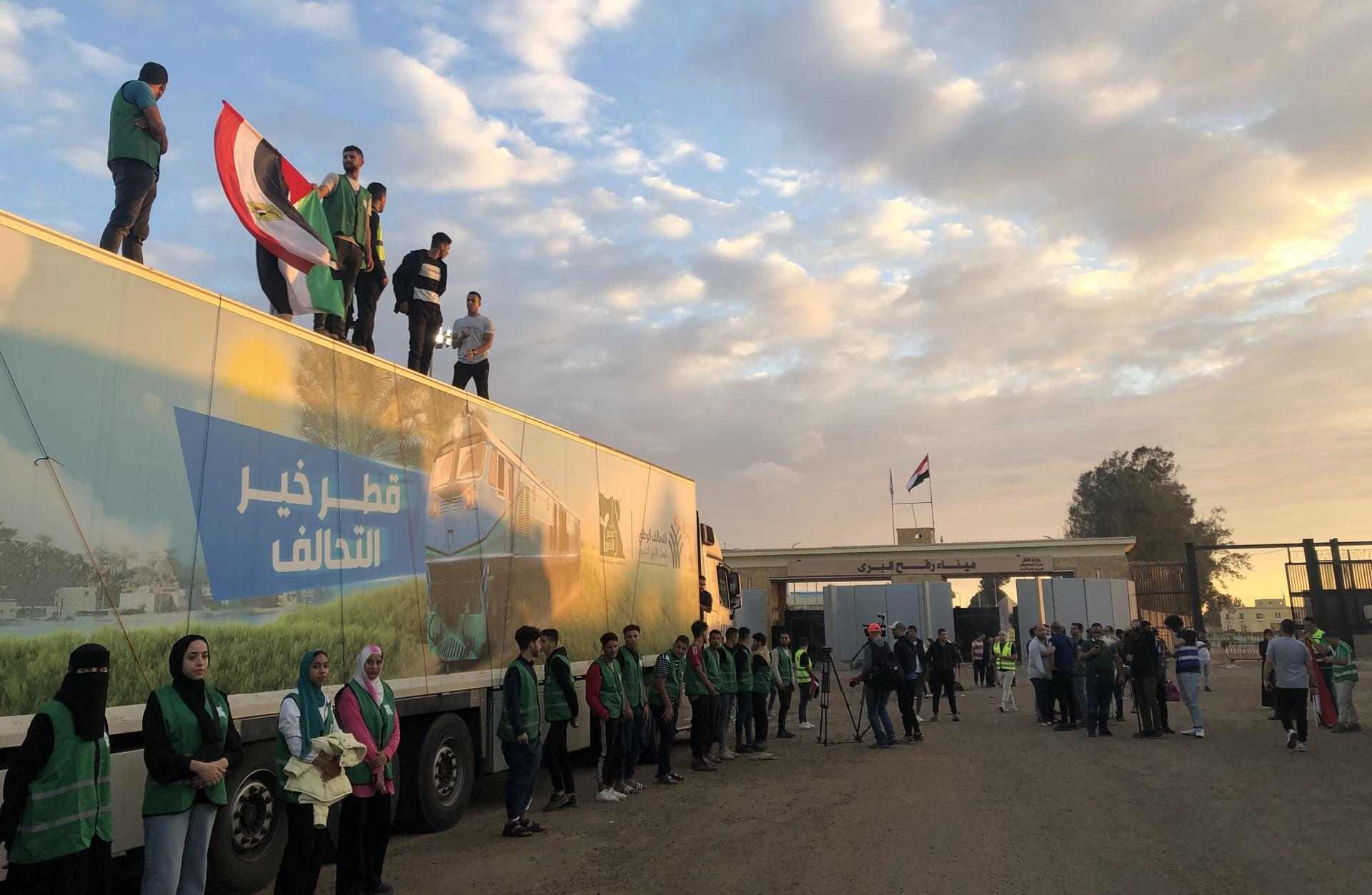 Un tercer convoy de ayuda humanitaria entra en Gaza a través del paso de Rafah
