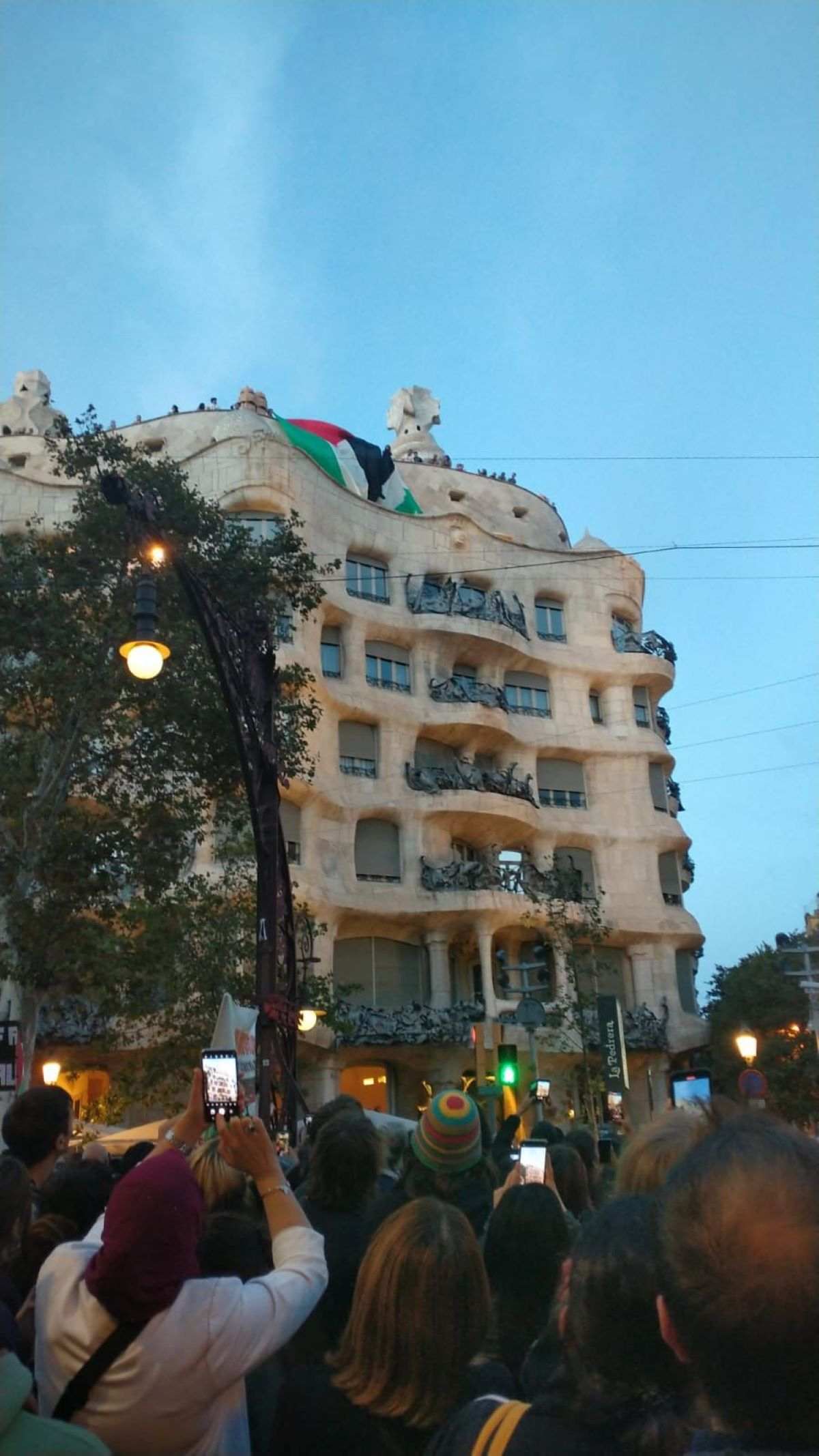Acció sorpresa: intenten desplegar una bandera palestina a la façana de la Pedrera