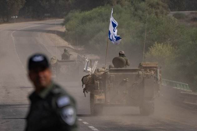 Imatges de vehicles de l'exèrcit d'Israel esperant per iniciar l'ofensiva terrestre contra Gaza / Foto: Europa Press