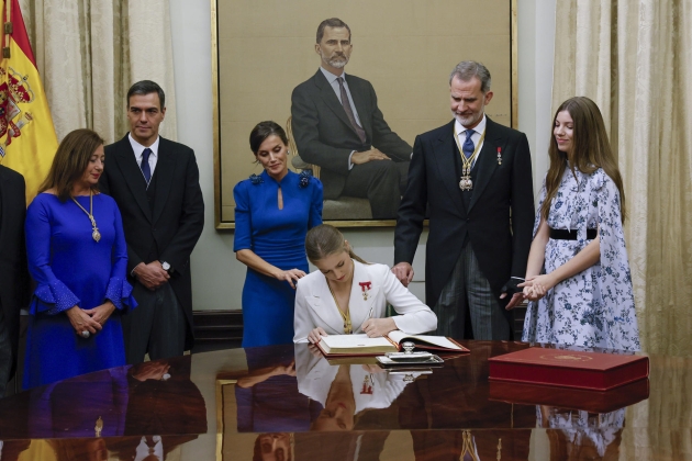 Elionor signa el llibre d'honor del congres després de jurar la constitució. EFE