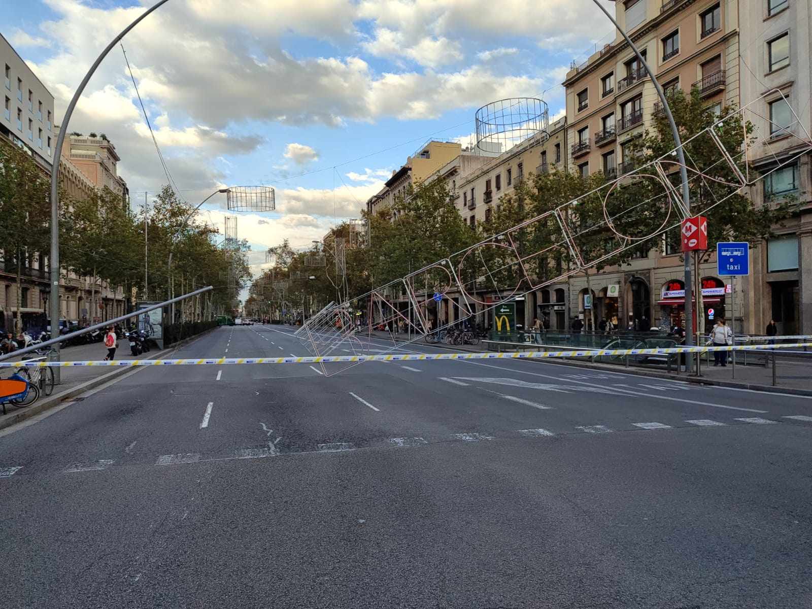 El viento hace caer las luces de Navidad en la Gran Via y dos árboles, con varios heridos