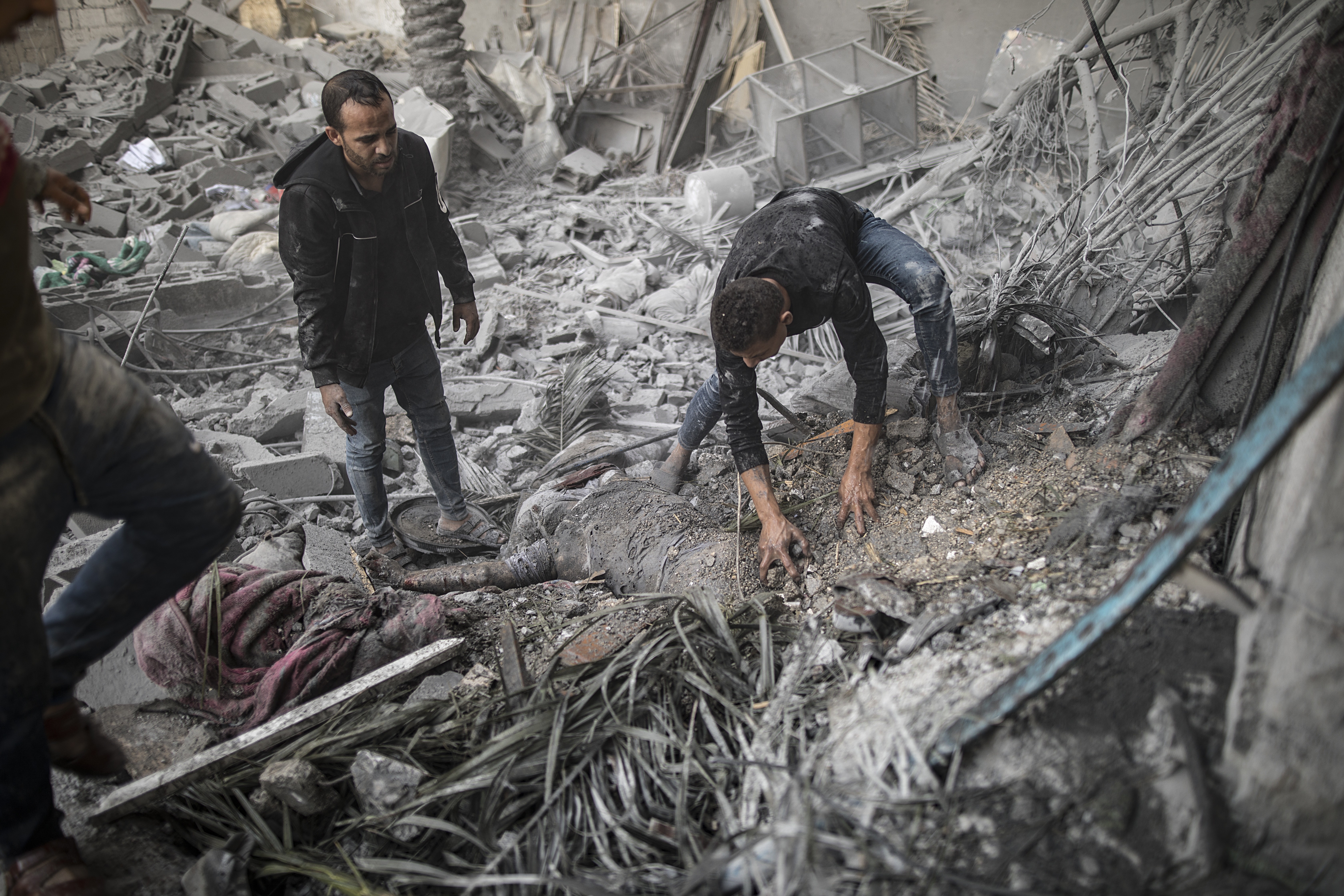 Israel bombardea un campo de desplazados en Rafah y deja al menos 50 muertos