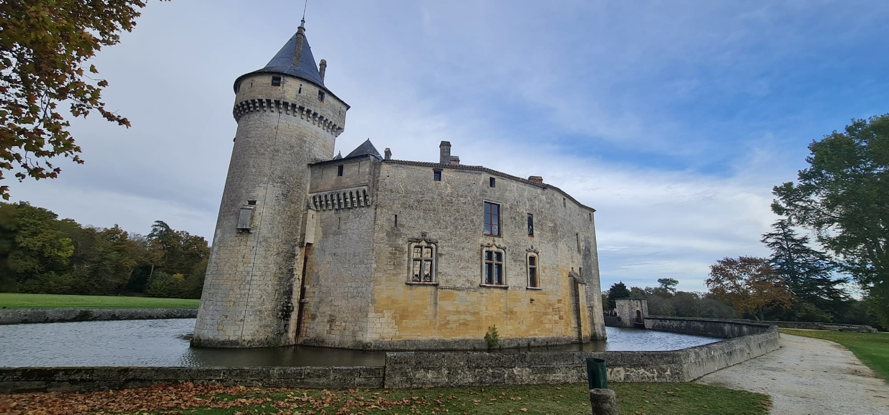 Castell de la Breda. Castell i fossar. Foto Josep Sabat