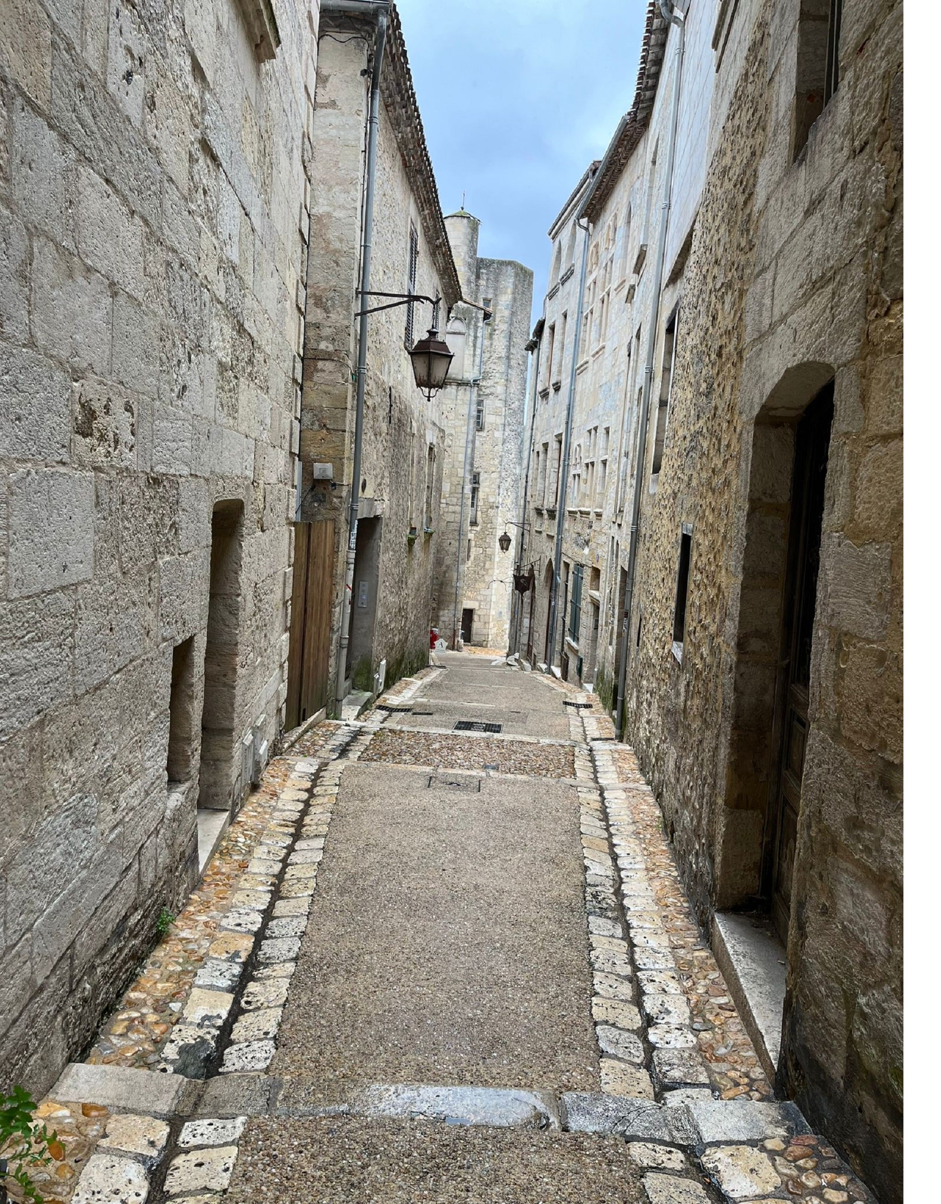 Perigús. Un carrer del casc antic. Foto Roser Bargunyó