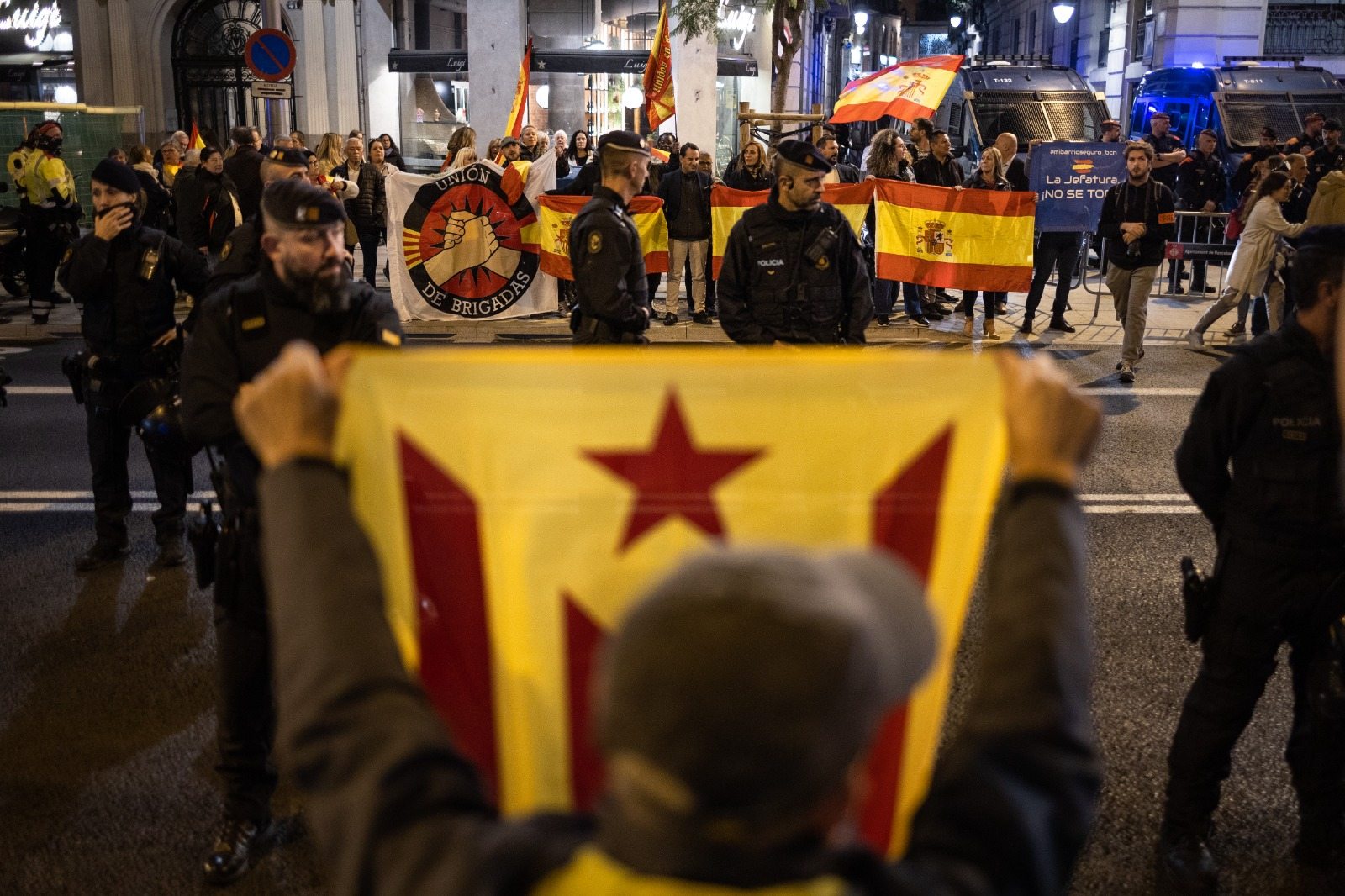 Ridículo de la contramanifestación españolista en la Via Laietana: 30 personas y 4 coches